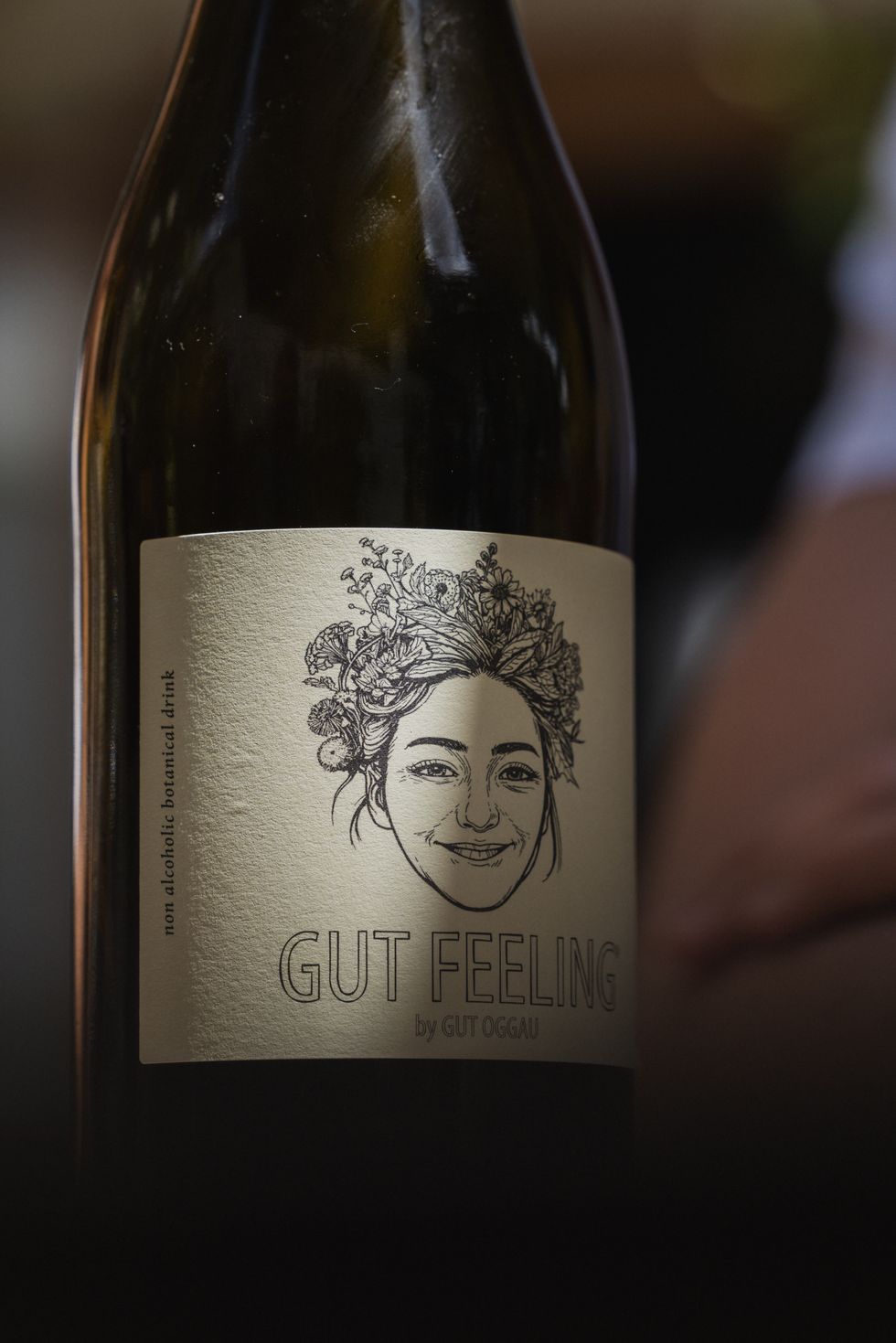Die Gut-Feeling-Flasche mit dem gezeichneten Gesicht am Etikett.